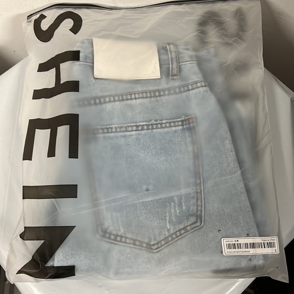NIB - SHEIN Men Cotton Ripped Frayed Raw Hem Bermuda Denim Shorts - Small - Picture 11 of 12